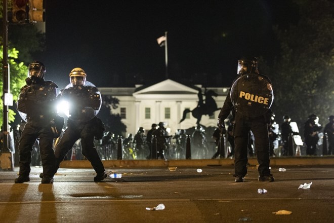 #video #foto Proti protestnikom pred Belo hišo tudi solzivec, vrstijo se napadi na novinarje