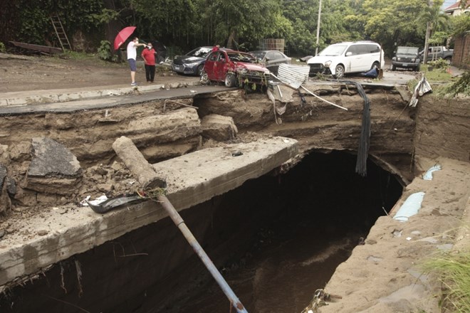 Salvador in Gvatemalo je v nedeljo prešla tropska nevihta Amanda, ki je povzročila poplave, zemeljske plazove in izpade...