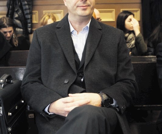 Odvetnik Andreja Oblaka (na fotografiji) je včeraj predlagal izločitev sodnika Srečka Škrbca, ker je slednji kot predsednik...