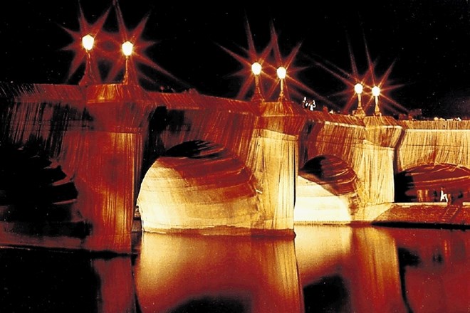 Eden najbolj odmevnih umetniških podvigov tandema Christo in Jeanne-Claude je bil preoblečeni Pont-Neuf v Parizu (1985).