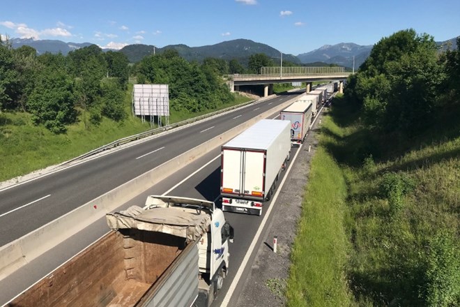 #video #foto Prazniki v Avstriji ohromili tovorni promet na Gorenjskem