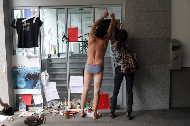 #foto Druga akcija za kulturo: odvečni umetniški pripomočki pred vrati ministrstva