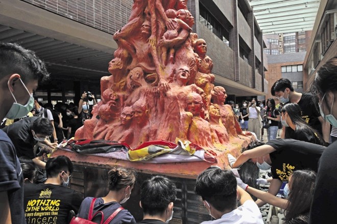 Študenti v Hongkongu so oblikovali Steber sramu, ki je včeraj služil kot spomenik žrtvam krvavih dogodkov na pekinškem Trgu...