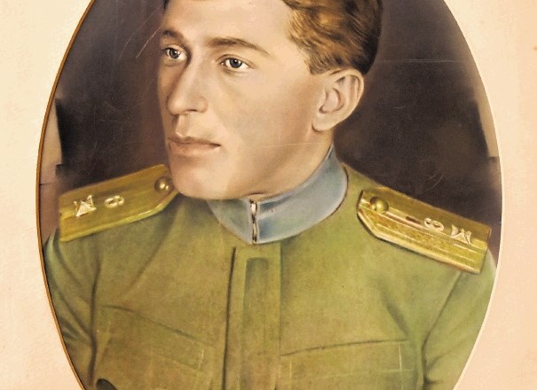 Alojzij Knap iz Cerknice je bil vojaški pilot v Beogradu, umrl pa je podobno kot Edvard Rusjan: strmoglavil je v Savo.