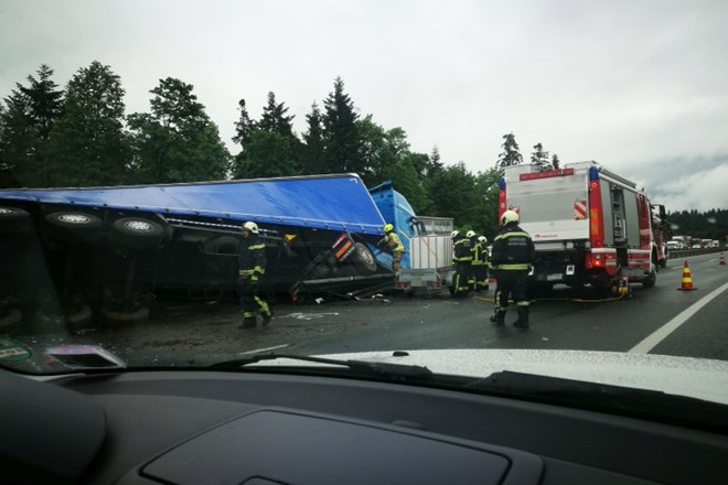 #foto V nesreči na primorski avtocesti pri Lomu osebno vozilo trčilo v tovornjak