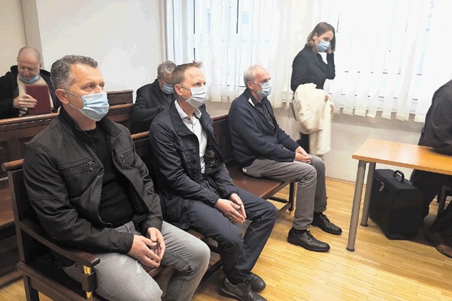 Obtoženi (od leve) preglednik Štefan Kuserbajn, takratni direktor družbe Energetika projekt Marko Krajnc in zastopnik Janko...