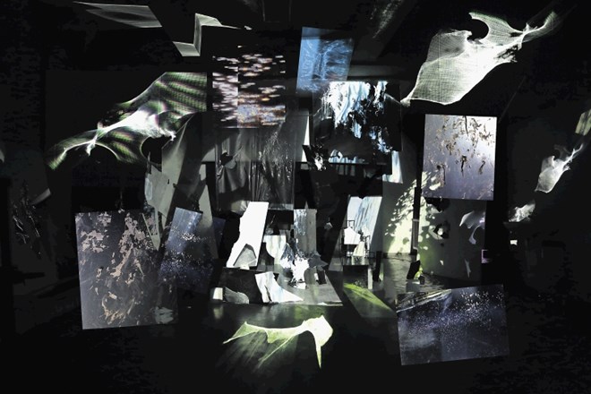Instalacija Kristine Kokalj, sestavljena iz kaotičnega prostorskega asemblaža najrazličnejših objektov in mehanizmov