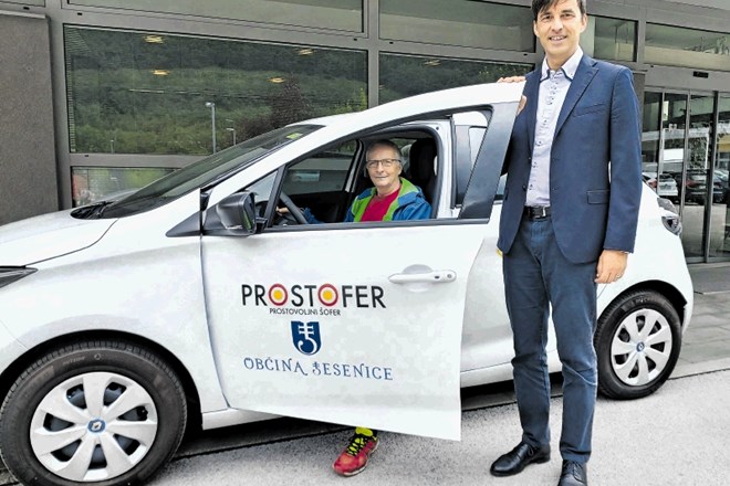 Prvi je avto v projektu Prostofer na Jesenicah preizkusil  voznik prostovoljec Bogdan Trinkaus v družbi župana Blaža Račiča.