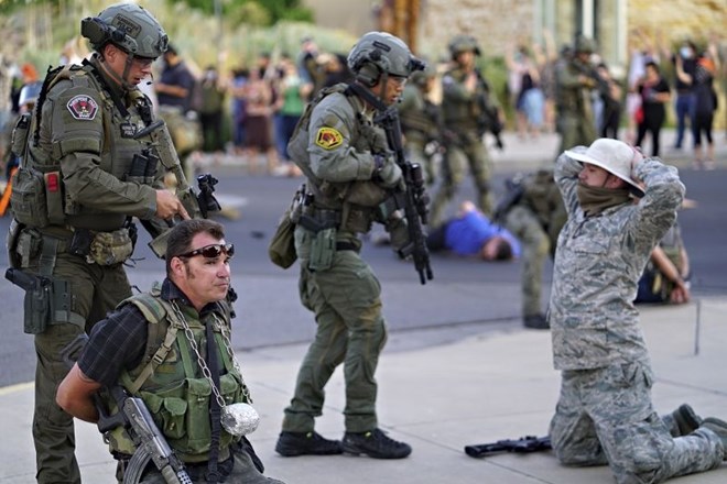 Policija je pridržala pripadnike paravojaške milice, ki se je oklicala za Novomehiško civilno gardo.