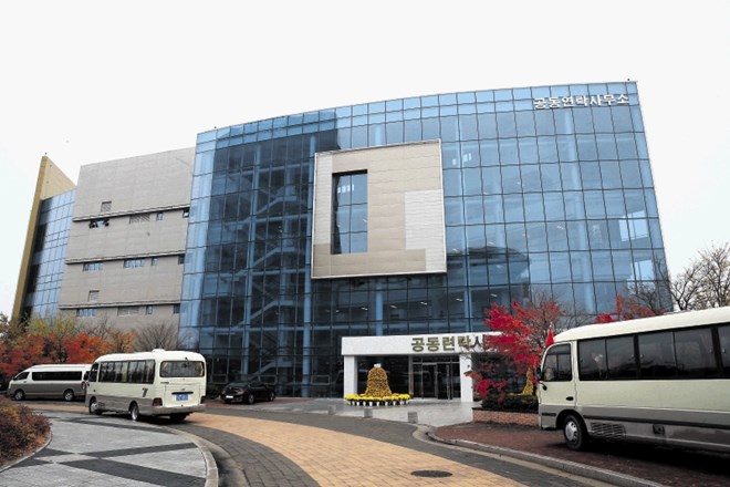 Urad za zveze med obema Korejama so v severnokorejskem mestu Kaesong odprli septembra 2018. Slabi dve leti kasneje je očitno...