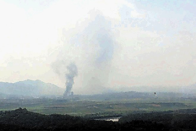 Dim po eksploziji se dviga nad mestom  Kaesong.