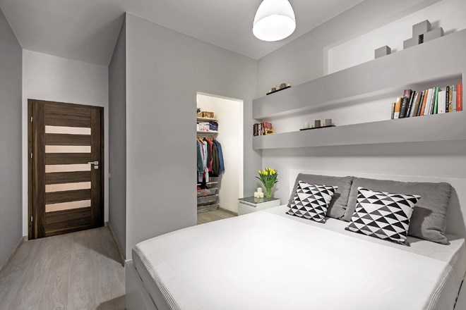 Namesto omar si lahko v večjem spalnem prostoru omislite ločeno garderobno sobo. iStock