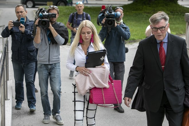 Prvoobtožena v zadevi »odrezana roka« Julija Adlešič je za medije izredno zanimiva.