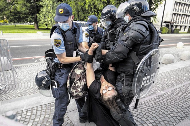 Ena izmed protestnic, ki so jih policisti odnesli s Trga republike, je zaradi slabosti obležala na tleh, a so policisti kljub...
