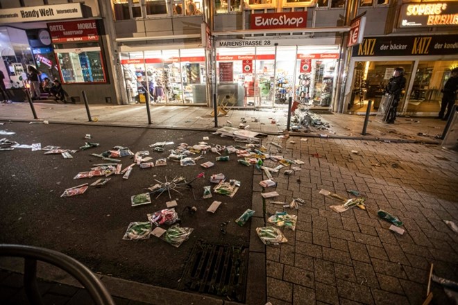 #foto #video V izgredih v Stuttgartu poškodovani policisti in uničene trgovine 