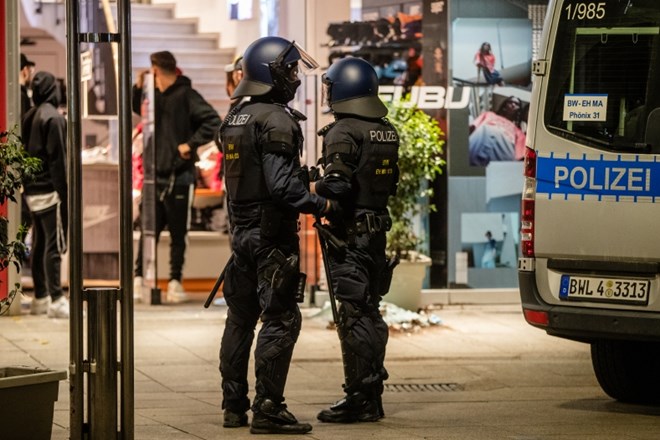 #foto #video V izgredih v Stuttgartu poškodovani policisti in uničene trgovine 