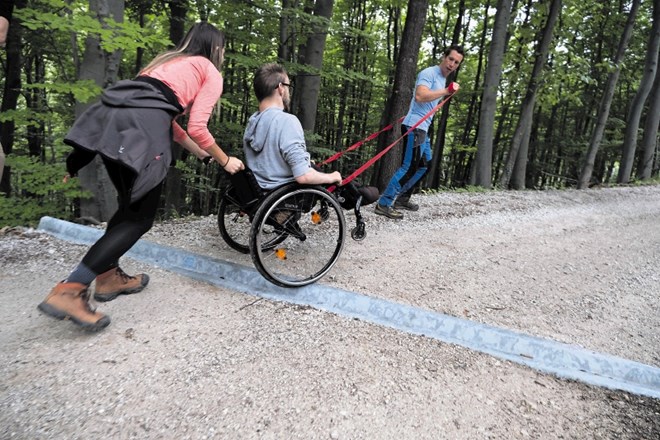 Kjer pot ne bo primerna za invalidski voziček, bodo pomagali prostovoljci.