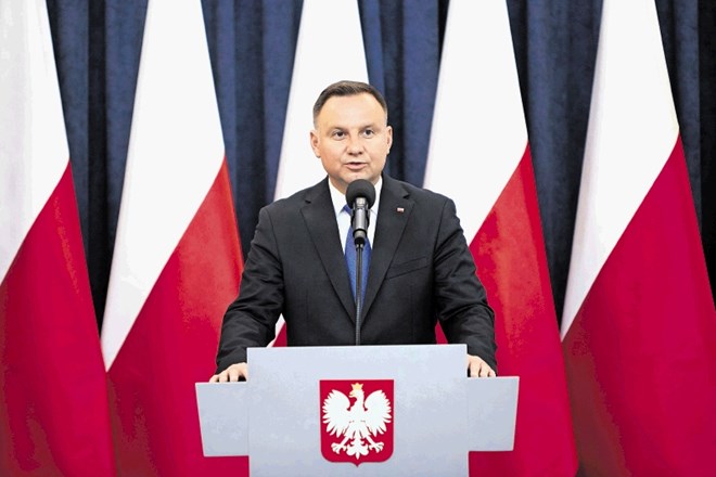 Poljski predsednik Andrzej Duda (levo) in njegov glavni tekmec na volitvah, župan Varšave  Rafal Trzaskowski