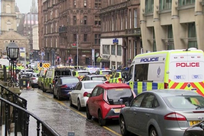 V središču Glasgowa več ranjenih, policija napadalca ustrelila