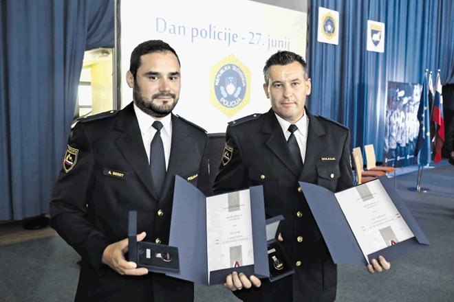 Policista s policijske postaje Ptuj, Sašo Habjanič in Aleš Serdt, sta s hitrim gašenjem ognja preprečila morebitno tragedijo...