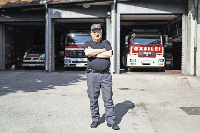 Janez Hočevar je višji gasilski častnik II. stopnje in dolgoletni član Gasilskega društva Ljubljana mesto.