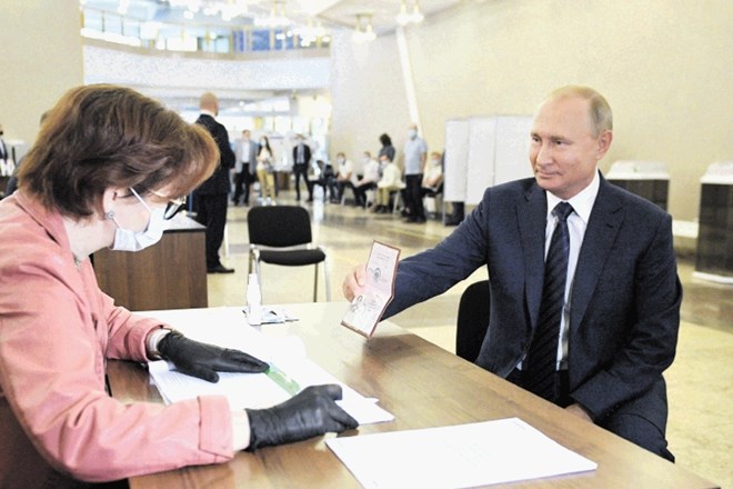 Vladimir Putin je  glas oddal, ko je bilo že jasno, da je  udeležba na referendumu več kot polovična. Protestnik v Moskvi  pa...