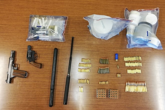Medvoški policisti so v preiskavi  našli revolver, pištolo, teleskopsko palico in več streliva...