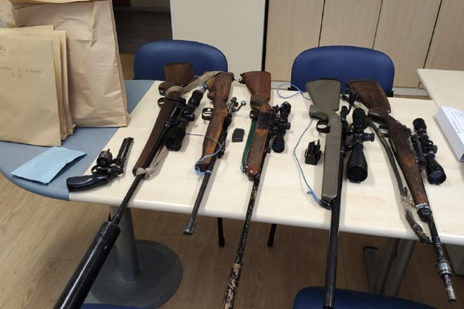 Hrastniški policisti pa so osumljencu zasegli pet lovskih pušk, revolver in več kosov streliva, eksploziv in več kosov...