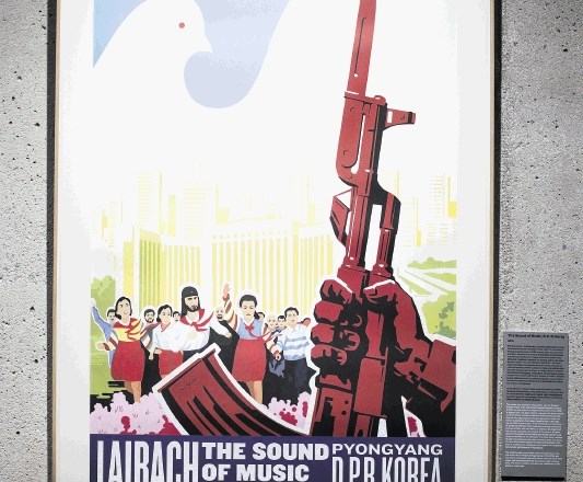 Razstavo plakatov Laibach: Svoboda vodi ljudstvo si je mogoče na Ljubljanskem gradu ogledati do 1. novembra.