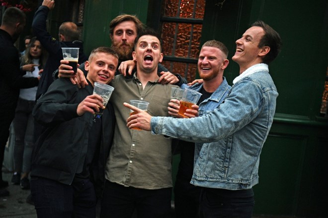 Britanci so se v soboto razveselili ponovnega odprtja pubov.