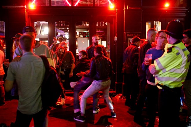 #foto #video Strah je bil upravičen: Britanci ob odprtju pubov pozabili na pravila