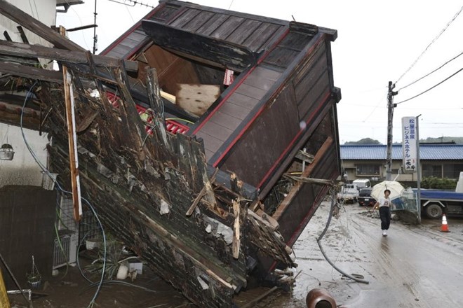 #foto #video Na Japonskem v poplavah umrlo že najmanj 44 ljudi, pod vodo 6100 domov