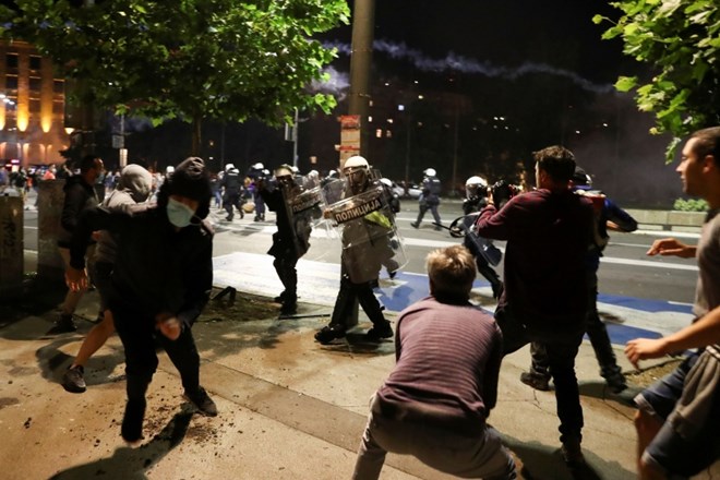 #foto #video V policijskem in protestniškem nasilju v Beogradu številni ranjeni in pridržani