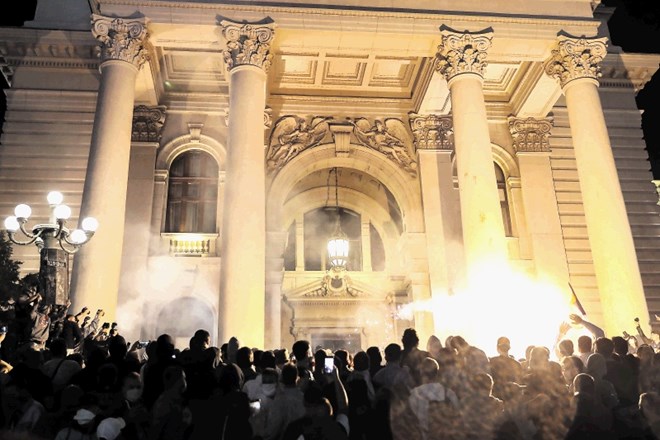 Protestniki, zbrani pred palačo srbske skupščine v Beogradu