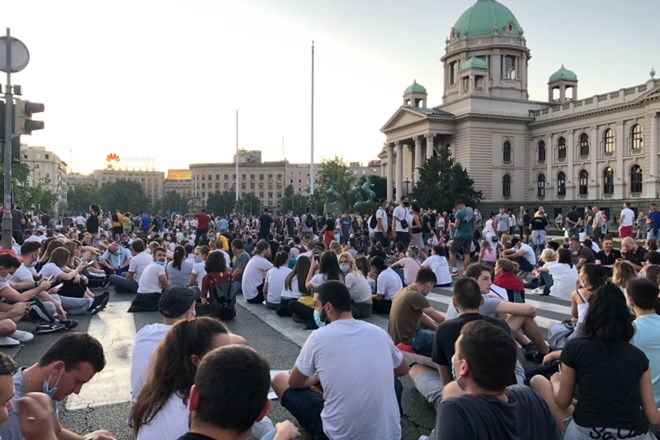 »Sedi, ne nasedaj«, nova taktika mladih srbskih protivladnih protestnikov