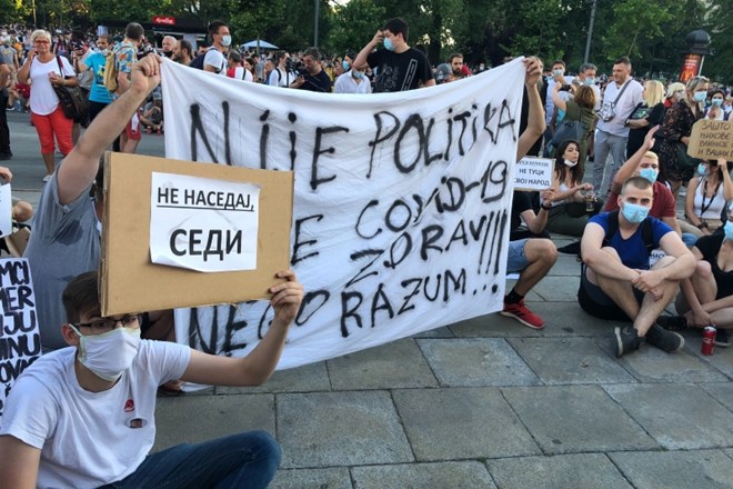 »Sedi, ne nasedaj,« je novo geslo mladih srbskih protestnikov, ki se želijo na ta način ograditi od nasilnih skupin, ki so v...