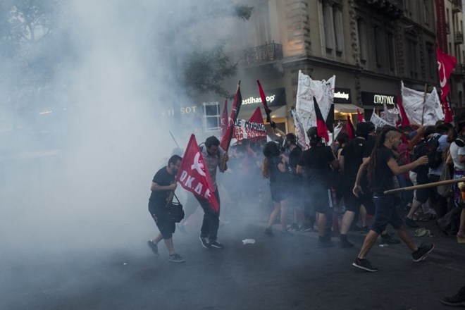 #foto V Atenah izgredi in spopadi s policijo zaradi novega zakona o protestih