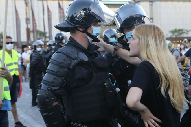 Pripadniki posebne policijske enote so na Trgu republike napravili kordon med »domoljubnimi rumenimi jopiči« in protivladnimi...