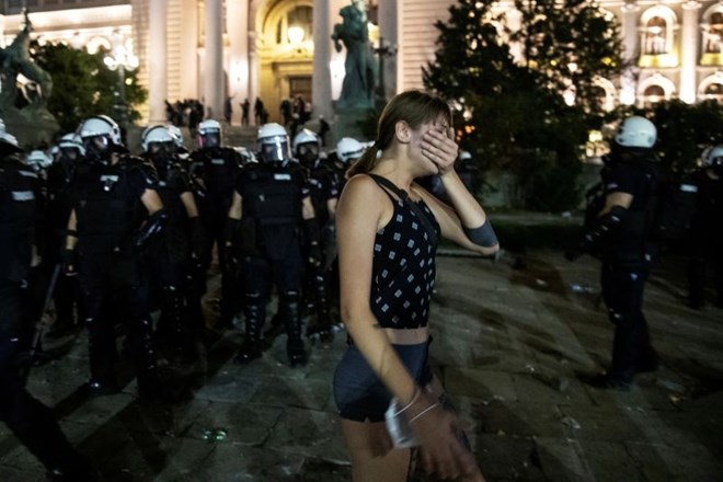 #foto V spopadih na protestih v Beogradu znova več poškodovanih in aretiranih