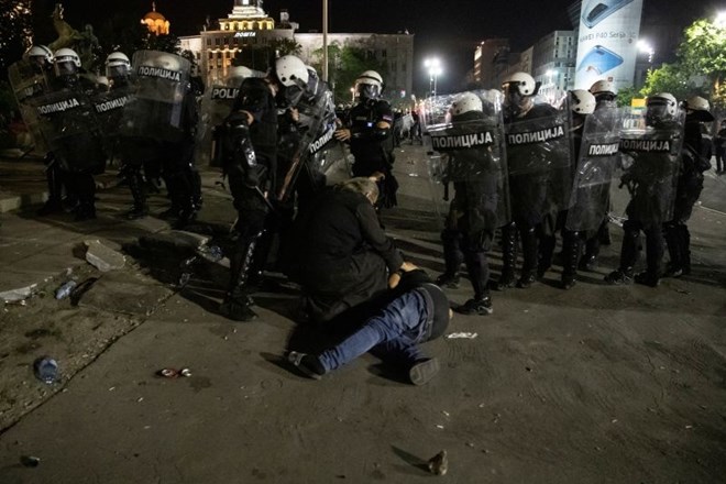 #foto V spopadih na protestih v Beogradu znova več poškodovanih in aretiranih