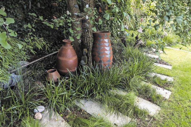 Keramične posode v vrtu lastnika spominjajo na čas, ko sta živela v Južni Afriki.