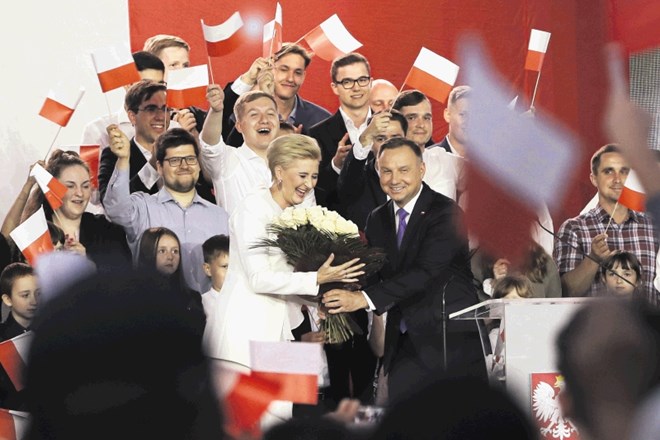 Dosedanji predsednik Poljske Andrzej Duda s svojo soprogo Agato Kornhauser - Duda ob razglasitvi prvih projekcij, po katerih...