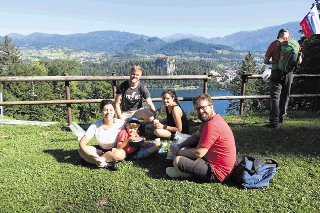 Družina Mariane Pinto Veiga (na levi), ki se je iz Brazilije preselila na Gorenjsko, je pohod izkoristila za izvrsten začetek...