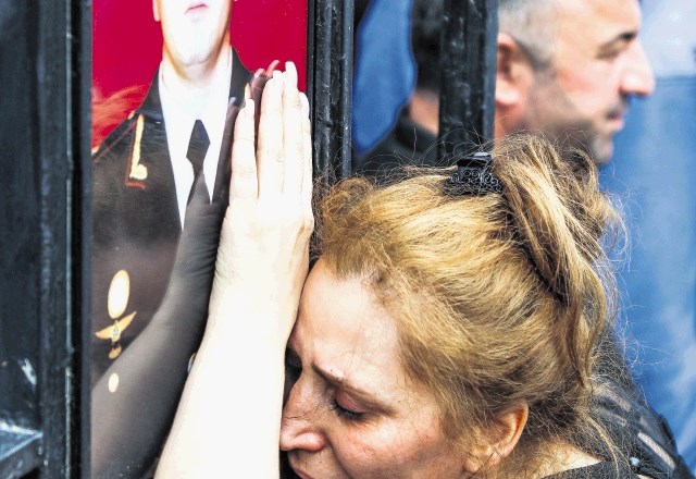 Vdova objokuje azerbajdžanskega generala Polada Hašimova, ki je bil s še petimi vojaki ubit v spopadih z armensko vojsko v...