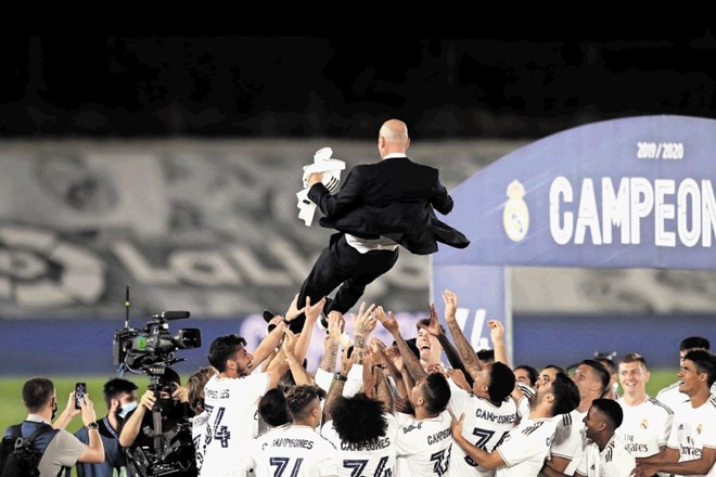 Takole so igralci Reala Madrid  v zrak vrgli trenerja Zinedina Zidana po 34. naslovu španskega prvaka.