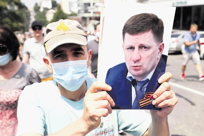 Moški drži fotografijo aretiranega guvernerja Sergeja Furgala med protesti za njegovo izpustitev v Habarovsku na jugovzhodu...