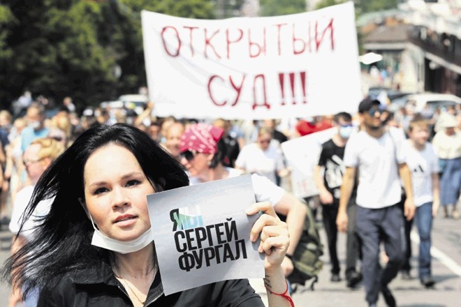 »Sem/smo Sergej Furgal,« piše na letaku udeleženke protestov za izpustitev guvernerja regije.