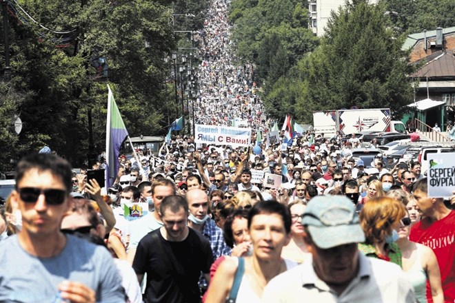 Množični protesti za izpustitev guvernerja Sergeja Furgala