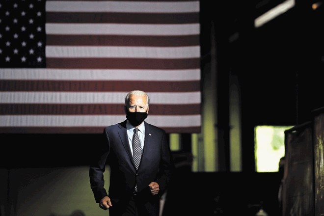 Predsedniški kandidat demokratov Joe Biden nosi masko pred nastopom v Pensilvaniji. V videoposnetku je skupaj z bivšim...