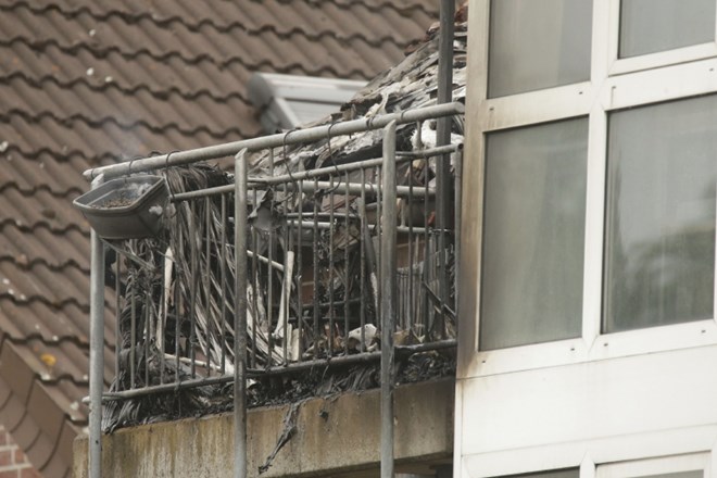 #foto V Nemčiji po strmoglavljenju letala na večstanovanjsko hišo trije mrtvi